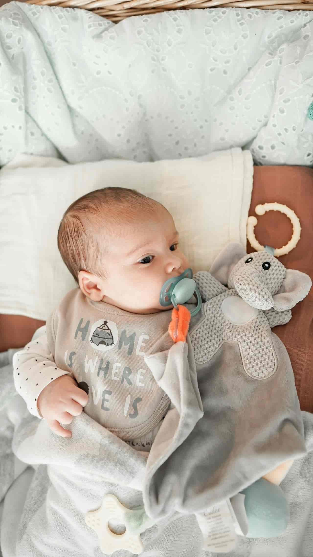 baby i spjälsäng