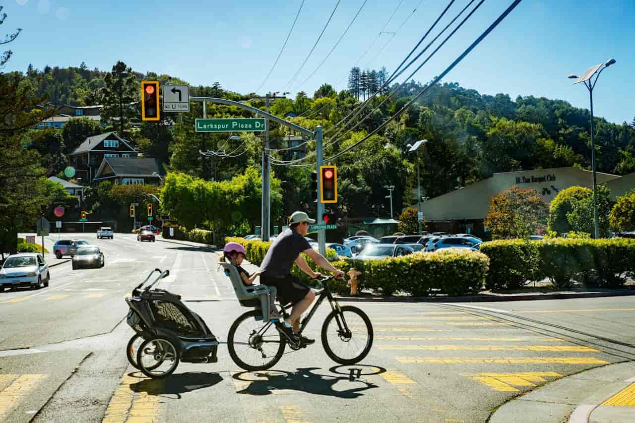 Pappa med barn i cykelvagn - bästa cykelvagn 2026
